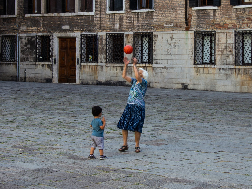 abuela jugando con su nieto a la pelota